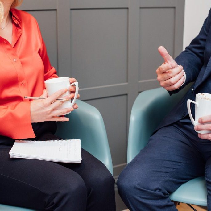 2 people having a meeting